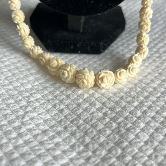 Chinese carved bone flower necklace. From Hawaii. - Picture 4 of 4